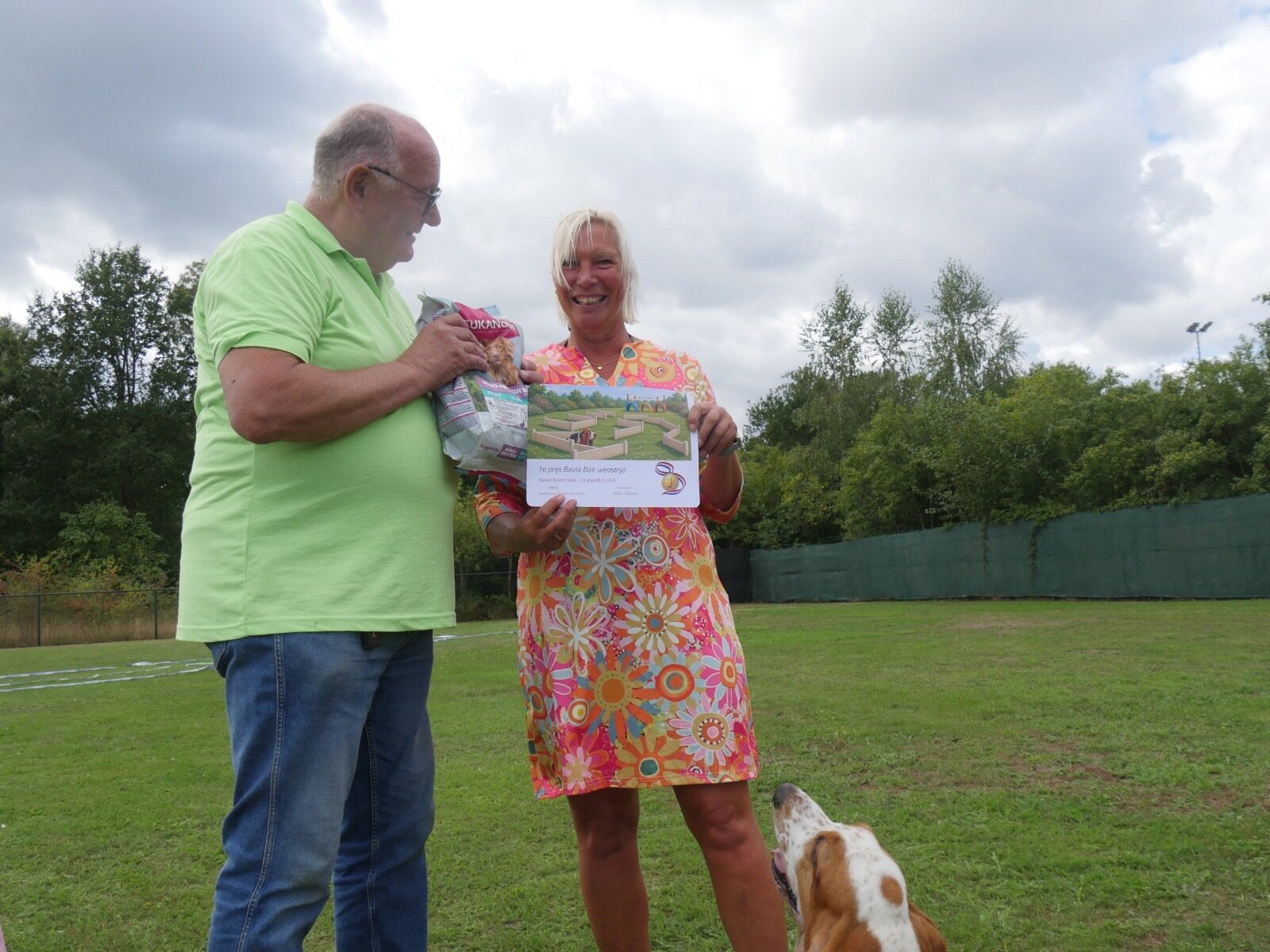 Ageeth met de oorkonde en Eefje op de Basset Buiten Boel