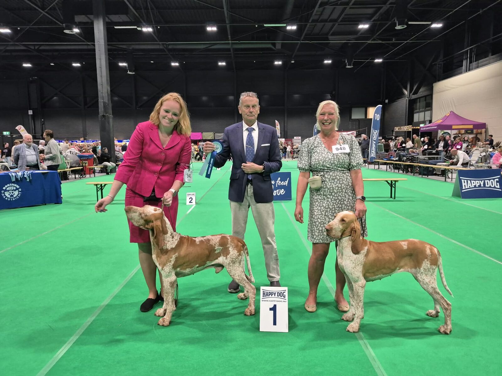 Truusje in de ring met de keurmeester in Maastricht