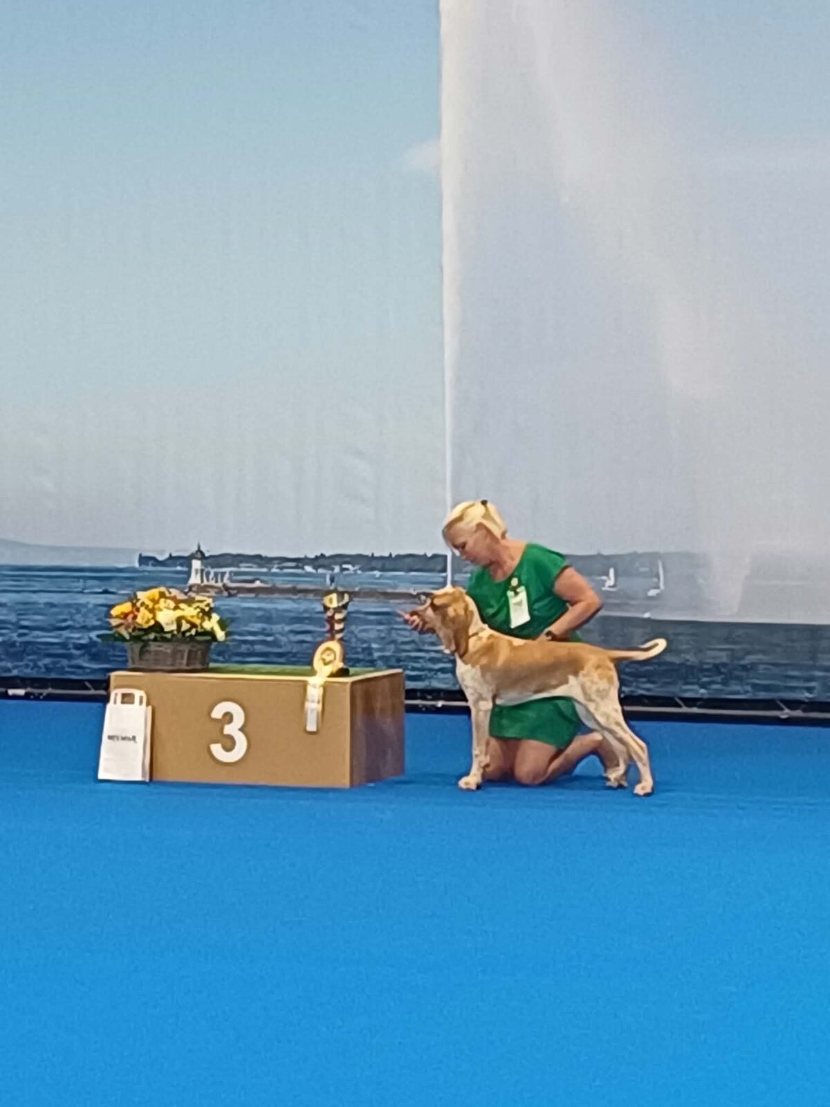 Dotje op het podium als BIS-3 Puppy in Genève